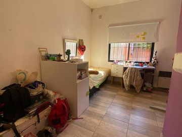Casa de tres dormitorios con galeria, pileta y jardín. Rosario, Funes Garita 7