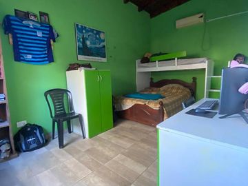 Casa de tres dormitorios con galeria, pileta y jardín. Rosario, Funes Garita 7