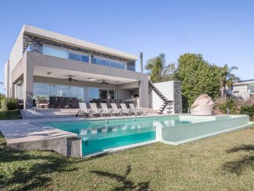 Casa en venta y alquiler anual en el exclusivo barrio de Albanueva
