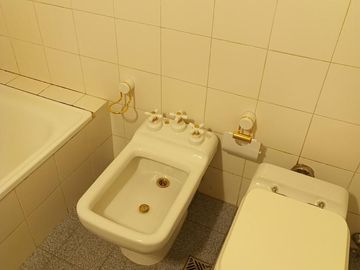 Departamento de cuatro ambientes con cochera en Lomas de Zamora