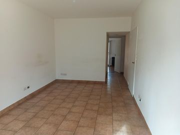 Departamento de cuatro ambientes con cochera en Lomas de Zamora
