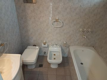 Departamento de cuatro ambientes con cochera en Lomas de Zamora