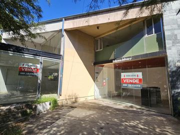 Dos Locales en venta Zona Countries Villa Warcalde- El Bosque, Lomas de la Carolina- Estacionamiento
