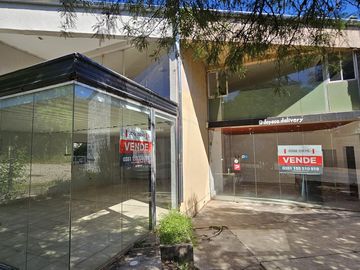 Dos Locales en venta Zona Countries Villa Warcalde- El Bosque, Lomas de la Carolina- Estacionamiento