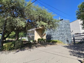 Dos Locales en venta Zona Countries Villa Warcalde- El Bosque, Lomas de la Carolina- Estacionamiento
