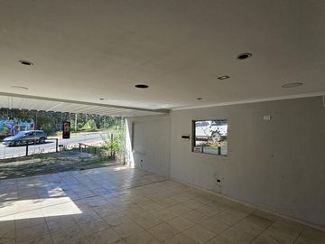 Dos Locales en venta Zona Countries Villa Warcalde- El Bosque, Lomas de la Carolina- Estacionamiento