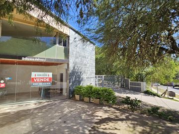 Dos Locales en venta Zona Countries Villa Warcalde- El Bosque, Lomas de la Carolina- Estacionamiento