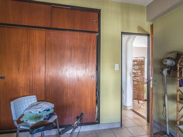 Venta PH 4 amb con patio, luz, divisible, opcional Local comercial. excelente estado. Munro