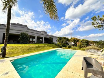 Casa categoría PREMIUM de 4 dormitorios en VENTA en country La Arboleda