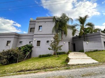 Casa categoría PREMIUM de 4 dormitorios en VENTA en country La Arboleda