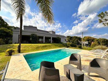 Casa categoría PREMIUM de 4 dormitorios en VENTA en country La Arboleda