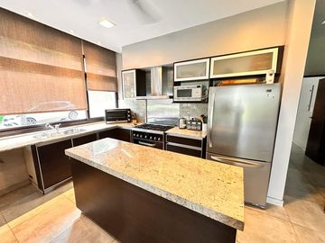 Casa categoría PREMIUM de 4 dormitorios en VENTA en country La Arboleda