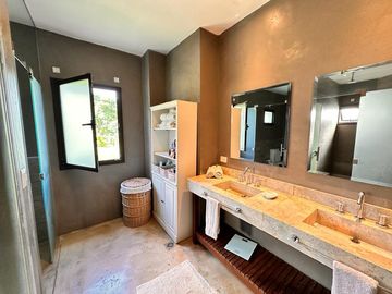 Casa categoría PREMIUM de 4 dormitorios en VENTA en country La Arboleda
