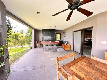 Casa categoría PREMIUM de 4 dormitorios en VENTA en country La Arboleda