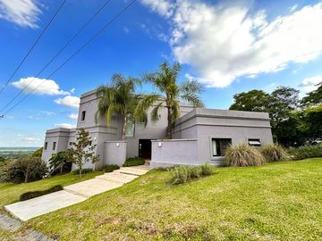 Casa categoría PREMIUM de 4 dormitorios en VENTA en country La Arboleda