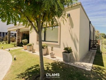 Casa en Venta - 3 ambientes con piscina en Barrio Privado Arenas del Sur
