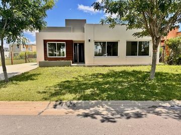 Casa en San Ramon, Pilar del este