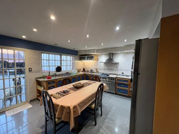 Casa PH de cinco ambientes con patio y pileta a la venta en Wilde