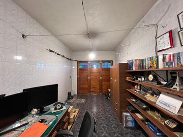 Casa PH de cinco ambientes con patio y pileta a la venta en Wilde