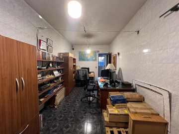 Casa PH de cinco ambientes con patio y pileta a la venta en Wilde