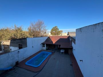 Casa PH de cinco ambientes con patio y pileta a la venta en Wilde