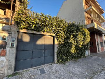 Casa PH de cinco ambientes con patio y pileta a la venta en Wilde