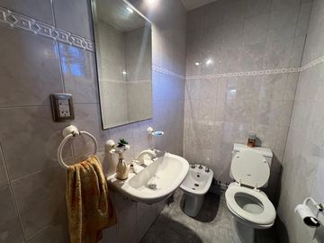 Casa PH de cinco ambientes con patio y pileta a la venta en Wilde
