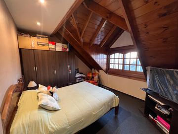 Casa PH de cinco ambientes con patio y pileta a la venta en Wilde