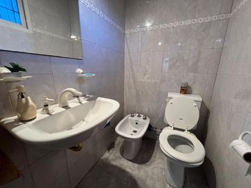 Casa PH de cinco ambientes con patio y pileta a la venta en Wilde
