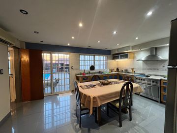 Casa PH de cinco ambientes con patio y pileta a la venta en Wilde