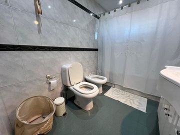 Casa PH de cinco ambientes con patio y pileta a la venta en Wilde