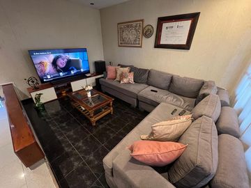 Casa PH de cinco ambientes con patio y pileta a la venta en Wilde