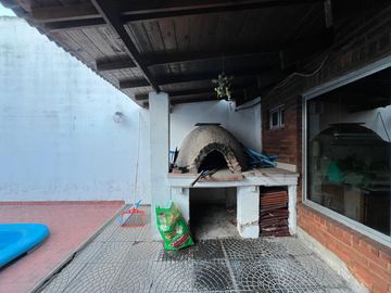 Casa PH de cinco ambientes con patio y pileta a la venta en Wilde