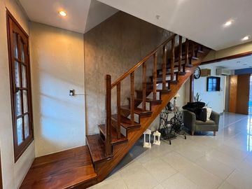 Casa PH de cinco ambientes con patio y pileta a la venta en Wilde
