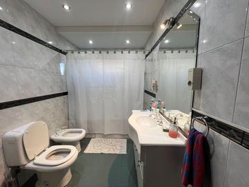 Casa PH de cinco ambientes con patio y pileta a la venta en Wilde