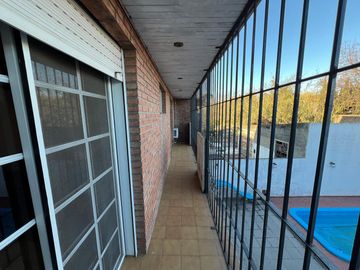 Casa PH de cinco ambientes con patio y pileta a la venta en Wilde
