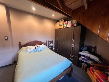 Casa PH de cinco ambientes con patio y pileta a la venta en Wilde