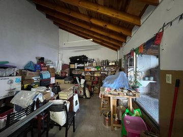 Casa PH de cinco ambientes con patio y pileta a la venta en Wilde