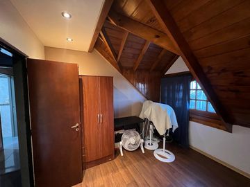 Casa PH de cinco ambientes con patio y pileta a la venta en Wilde