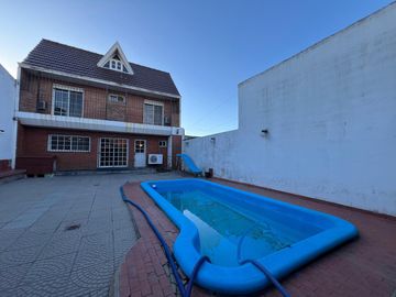 Casa PH de cinco ambientes con patio y pileta a la venta en Wilde