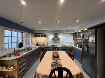 Casa PH de cinco ambientes con patio y pileta a la venta en Wilde