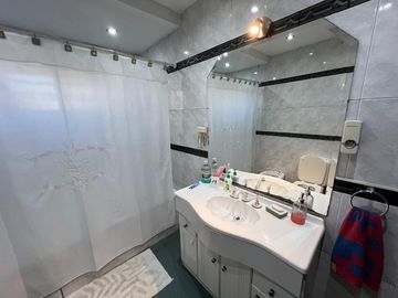 Casa PH de cinco ambientes con patio y pileta a la venta en Wilde