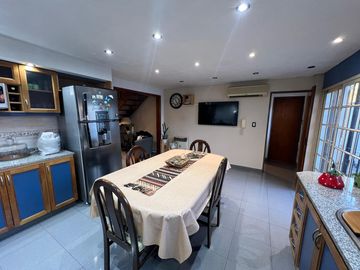 Casa PH de cinco ambientes con patio y pileta a la venta en Wilde