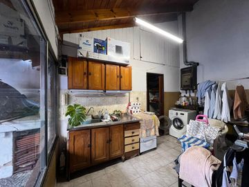 Casa PH de cinco ambientes con patio y pileta a la venta en Wilde