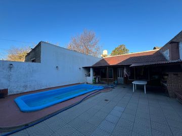 Casa PH de cinco ambientes con patio y pileta a la venta en Wilde