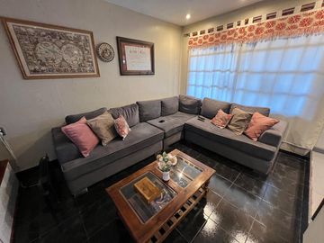 Casa PH de cinco ambientes con patio y pileta a la venta en Wilde