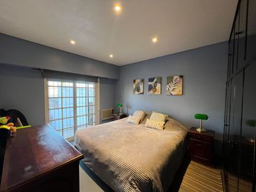 Casa PH de cinco ambientes con patio y pileta a la venta en Wilde