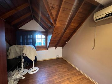 Casa PH de cinco ambientes con patio y pileta a la venta en Wilde