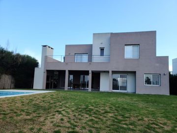 Casa en venta - 4 Dormitorios 3 Baños - Cochera - 858Mts2 - Tigre