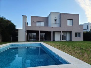 Casa en venta - 4 Dormitorios 3 Baños - Cochera - 858Mts2 - Tigre